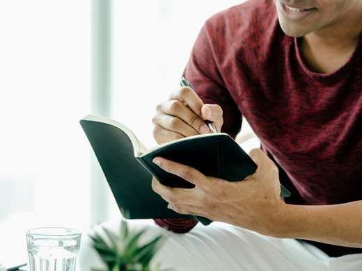 Maîtriser les bases de l'écriture créative pour rédiger des premiers textes